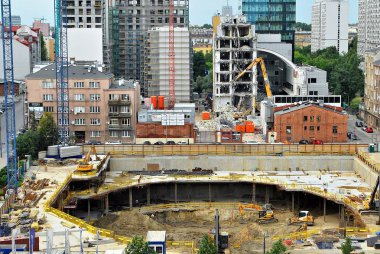 İnşaat alanında. Mennica eski kule