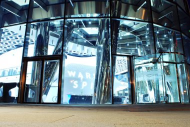 Modern bina. Camdan yapılmış modern ofis binası.