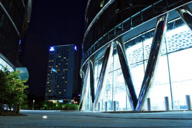 Modern bina. Camdan yapılmış modern ofis binası.