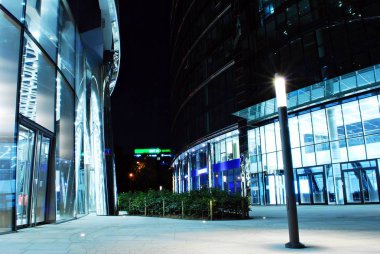 Modern bina. Camdan yapılmış modern ofis binası.