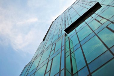 Modern bina. Camdan yapılmış modern ofis binası.