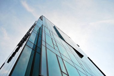 Modern bina. Camdan yapılmış modern ofis binası.