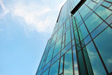 Modern bina. Camdan yapılmış modern ofis binası.