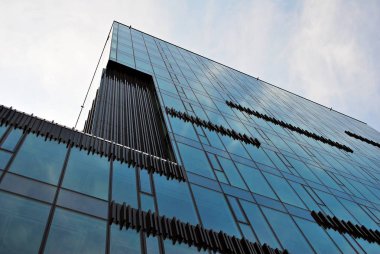 Modern bina. Camdan yapılmış modern ofis binası.