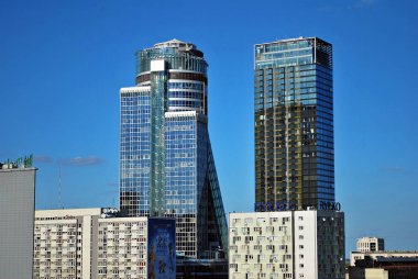 Modern bina. Camdan yapılmış modern ofis binası.