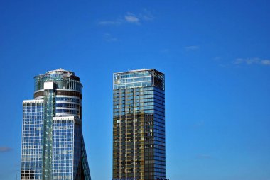 Modern bina. Camdan yapılmış modern ofis binası.