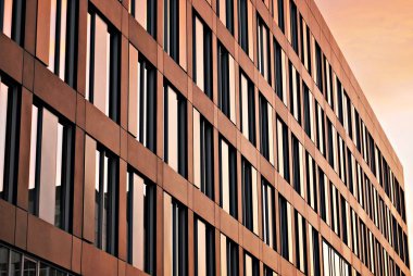 Modern bina. Camdan yapılmış modern ofis binası.