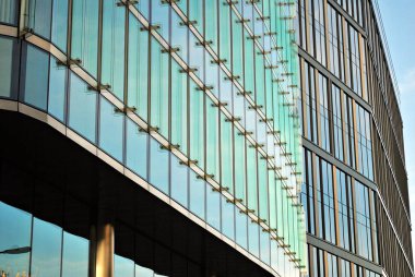 Modern bina. Camdan yapılmış modern ofis binası.