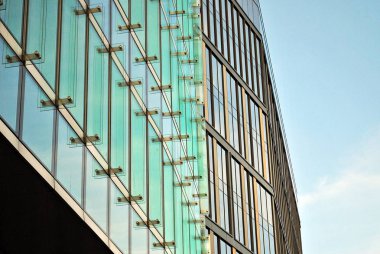 Modern bina. Camdan yapılmış modern ofis binası.