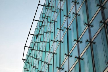 Modern bina. Camdan yapılmış modern ofis binası.