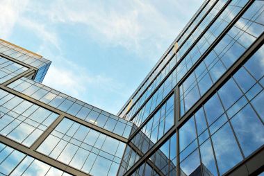Modern bina. Camdan yapılmış modern ofis binası.