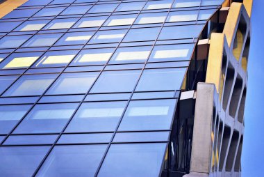 Modern bina. Camdan yapılmış modern ofis binası.