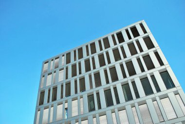 Modern bina. Camdan yapılmış modern ofis binası.