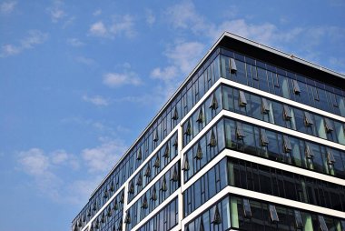  Modern bina. Modern ofis binası ile cam cephe.