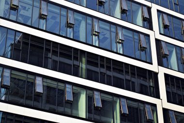  Modern bina. Modern ofis binası ile cam cephe.