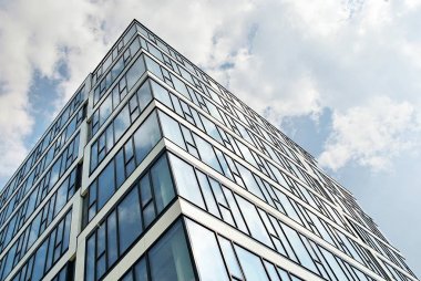  Modern bina. Modern ofis binası ile cam cephe.