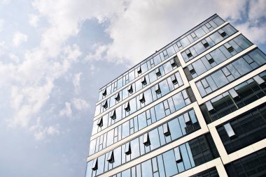  Modern bina. Modern ofis binası ile cam cephe.