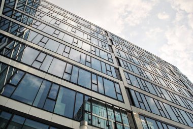  Modern bina. Modern ofis binası ile cam cephe.