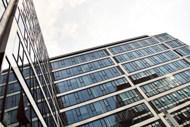 Modern bina. Camdan yapılmış modern ofis binası.