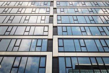 Modern bina. Camdan yapılmış modern ofis binası.