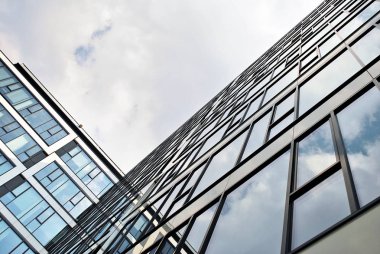 Modern bina. Camdan yapılmış modern ofis binası.