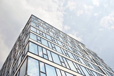 Modern bina. Camdan yapılmış modern ofis binası.