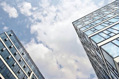 Modern bina. Camdan yapılmış modern ofis binası.