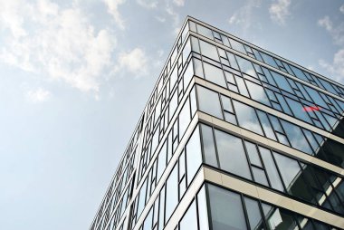 Modern bina. Camdan yapılmış modern ofis binası.