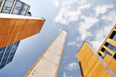 Modern bina. Camdan yapılmış modern ofis binası.