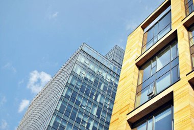 Modern bina. Camdan yapılmış modern ofis binası.