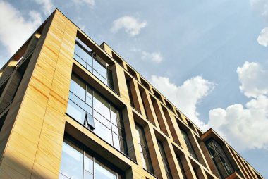 Modern bina. Camdan yapılmış modern ofis binası.