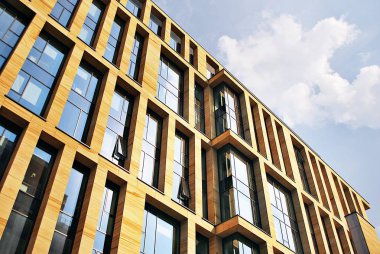 Modern bina. Camdan yapılmış modern ofis binası.