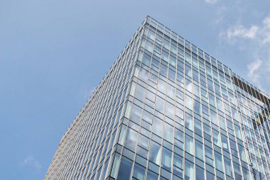 Modern bina. Camdan yapılmış modern ofis binası.