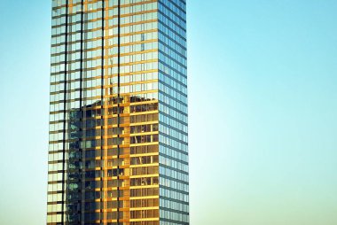 Modern bina. Camdan yapılmış modern ofis binası.