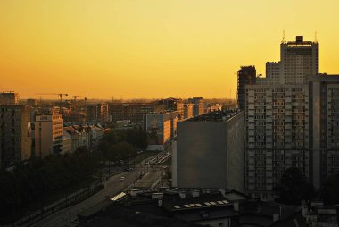 Modern bina. Camdan yapılmış modern ofis binası.