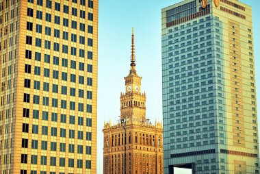 Modern bina. Camdan yapılmış modern ofis binası.