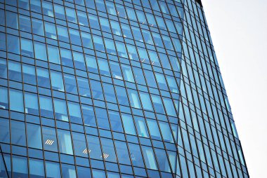 Modern bina. Camdan yapılmış modern ofis binası.