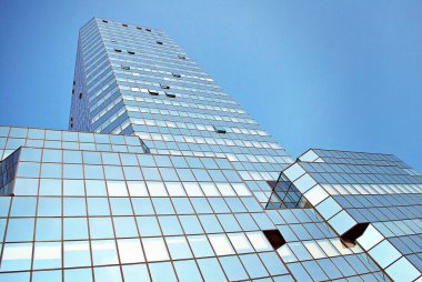 Modern bina. Camdan yapılmış modern ofis binası.