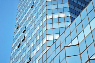 Modern bina. Camdan yapılmış modern ofis binası.