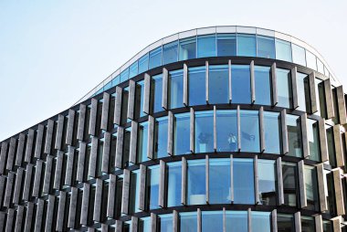 Modern bina. Camdan yapılmış modern ofis binası.