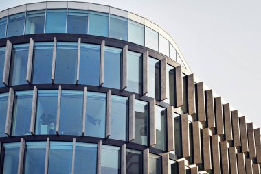 Modern bina. Camdan yapılmış modern ofis binası.