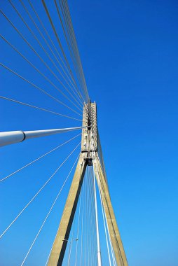 Mavi gökyüzü karşı modern köprü pilon