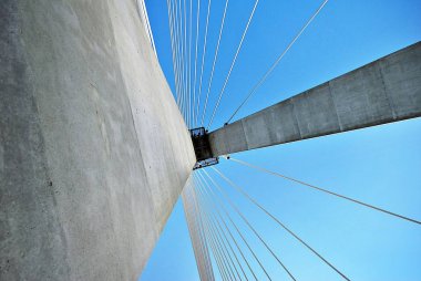 Mavi gökyüzü karşı modern köprü pilon