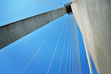 Mavi gökyüzü karşı modern köprü pilon