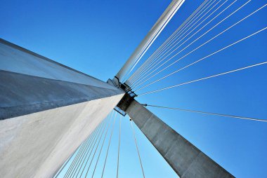 Mavi gökyüzü karşı modern köprü pilon