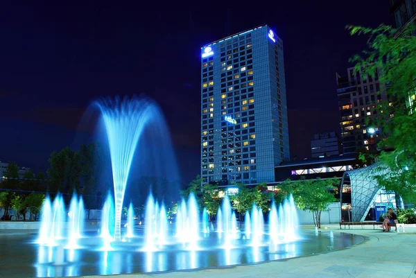 Moderno edificio de oficinas con fachada de vidrio — Foto de Stock