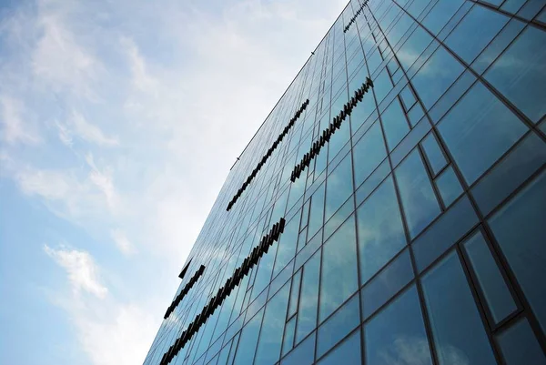 Moderno edificio de oficinas con fachada de vidrio —  Fotos de Stock