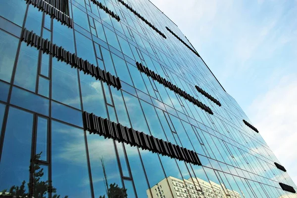 Immeuble de bureaux moderne avec façade en verre — Photo