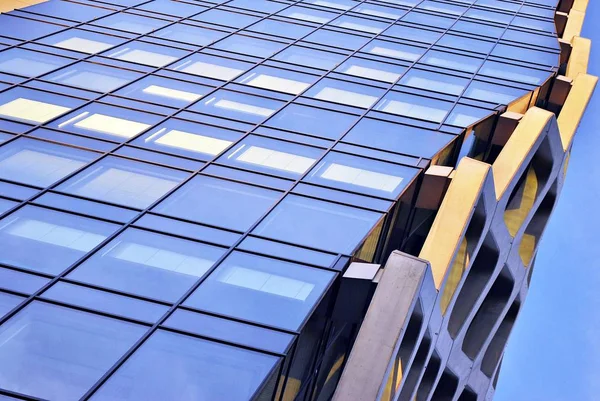 Moderno edificio de oficinas con fachada de vidrio —  Fotos de Stock