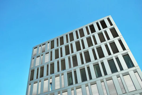 Modern bina. Camdan yapılmış modern ofis binası.